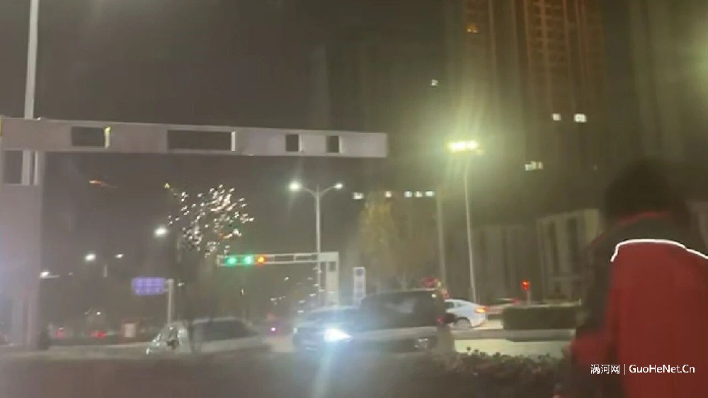 惊险!亳州四人闹市区骑车燃烟花,被查后投案