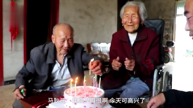 陪你变老！78岁儿给110岁妈过母亲节 请她喝酒吃肉