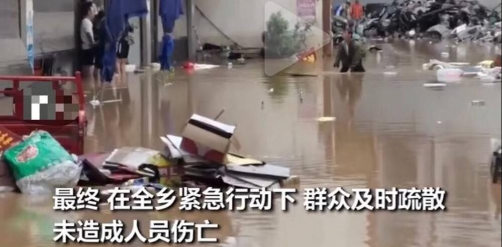 暴雨夜袭，民警嘶吼50分钟喊村民起床，这声音太让网友心疼！